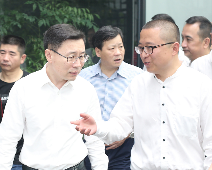 图1 杭州市委常委、宣传部部长戚哮虎（左）与3377体育董事长贾波（右）亲切交谈.png